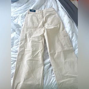 Selling these beige/white cargo pants